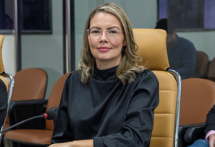 Sofia Andrade leva demandas do Ramal 21 de Abril à Seinfra e cobra solução para descarte irregular de lixo