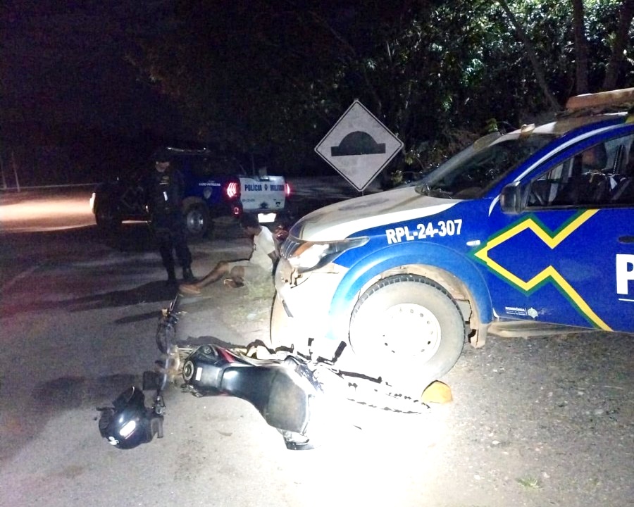 Motociclista embriagado bate em viatura da PM durante fuga e acaba preso em Rondônia