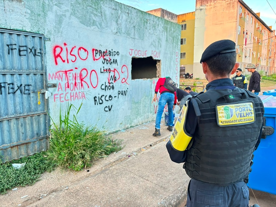 Prefeitura coloca apenados para pintar pichações de facções em residenciais 