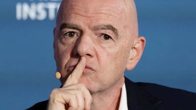 Recuo em plano de investimentos amplia crise de Infantino na Fifa