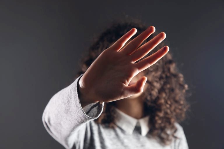 Beijo forçado é ato libidinoso e caracteriza crime de importunação sexual
