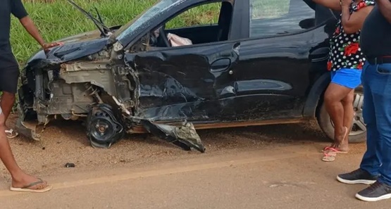 Kwid fica destruído após acidente com bitrem em curva da Estrada da Penal