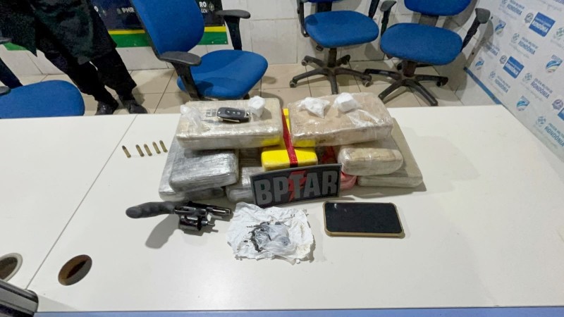 Homem tenta fugir e quebrar celular, mas acaba preso com arma e droga em Porto Velho