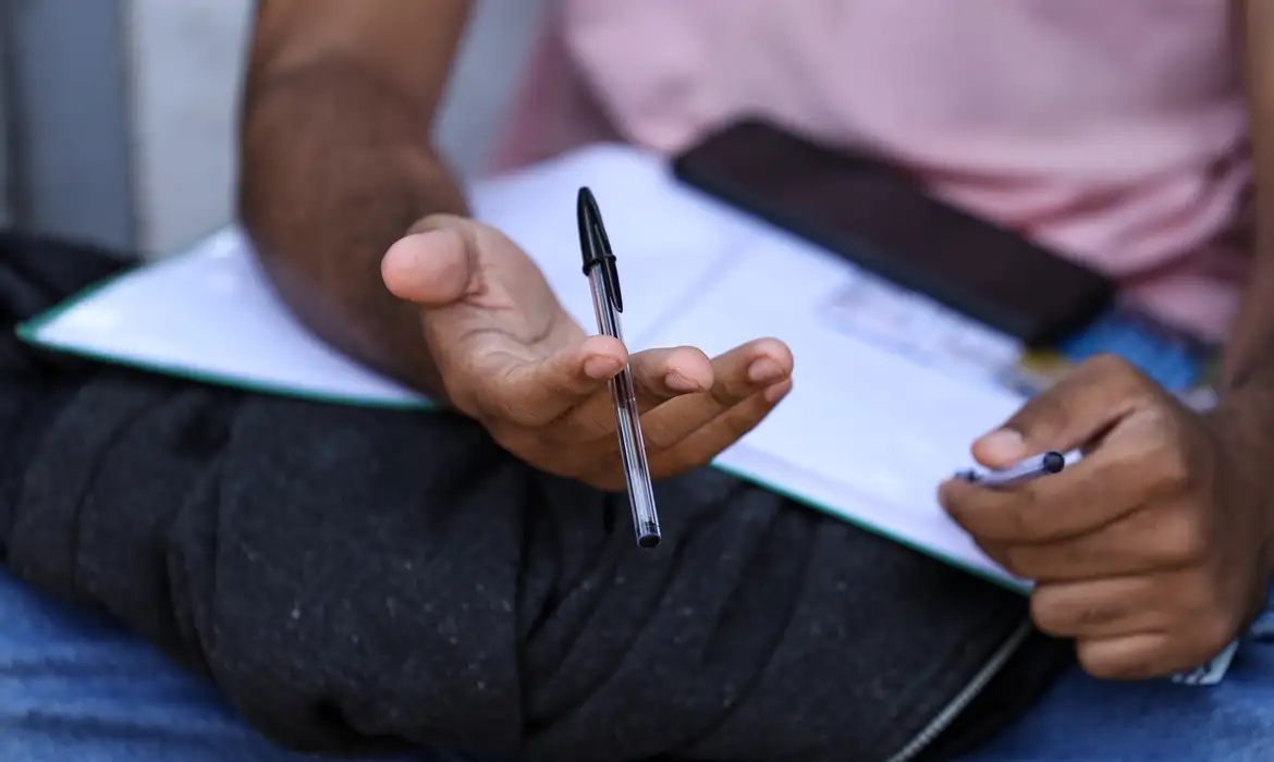Estudantes devem completar informações do FIES até esta terça-feira, 04