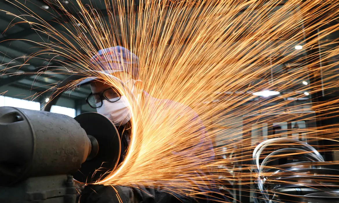 Produção da indústria brasileira despenca 1,8% de maio para junho
