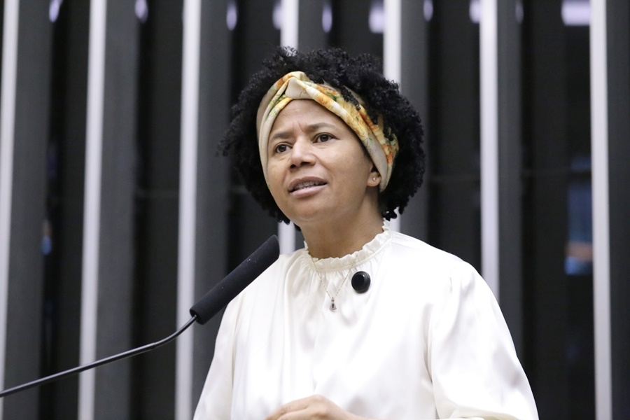 Racismo contra deputada em grupos de WhatsApp termina em condenação de R$ 25 mil