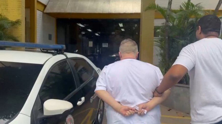 Líder religioso é preso por manter fiéis como "escravos sexuais" durante cerca de dez anos
