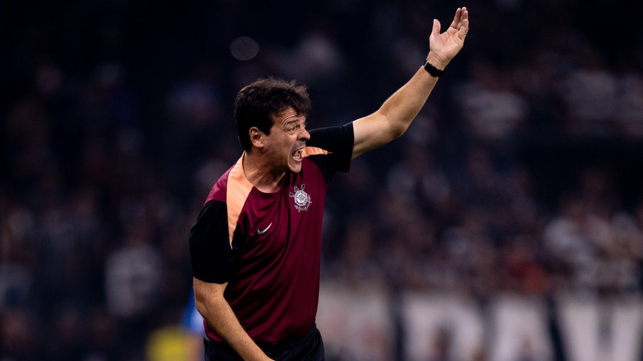 Fernando Diniz é atacado por torcida após queda do Corinthians
