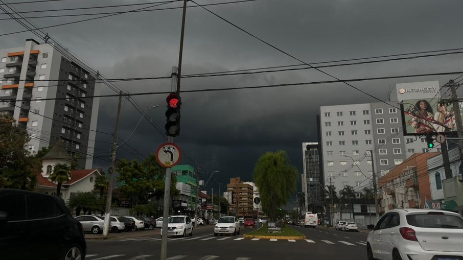 Ventos de 132km/h deixam 20 mil sem energia Porto Alegre e causam diversos transtornos
