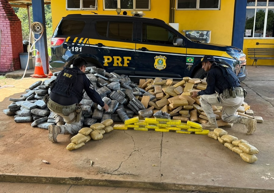 PRF apreende mais de uma tonelada de drogas em fundo falso de caminhão na BR-364
