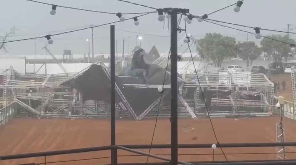 Vendaval derruba parte de estrutura de palco e causa estragos em Ariquemes