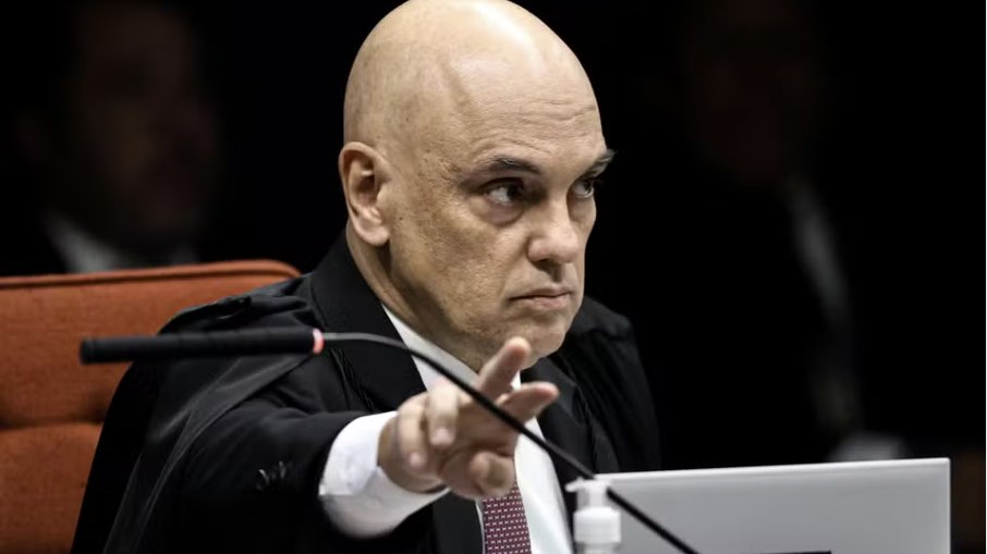 Em nova polêmica, ministro Moraes manda PF fazer buscas contra fonte de jornalista

