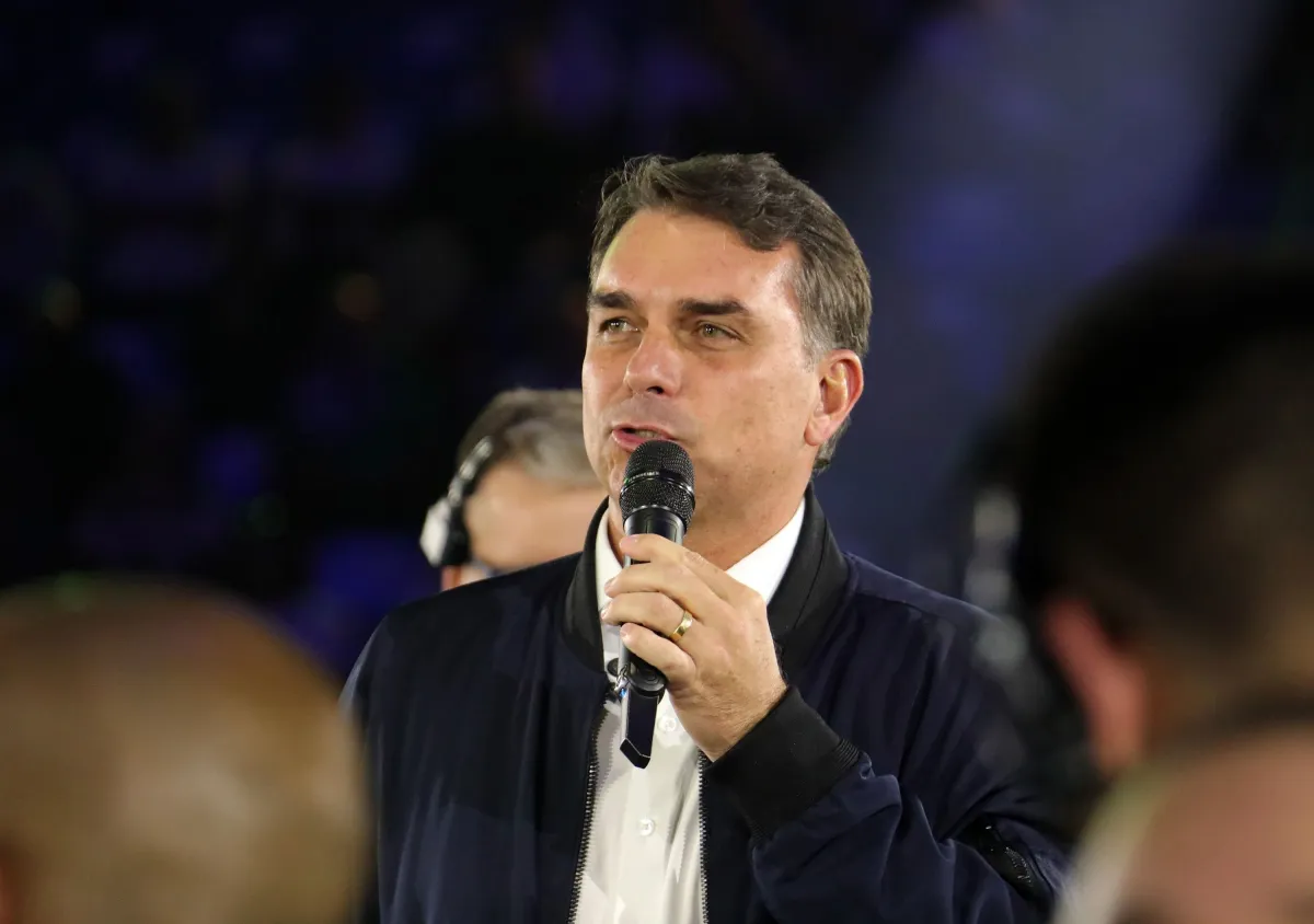 Sistema do TSE é hackeado e Flávio Bolsonaro é impedido de registrar candidatura