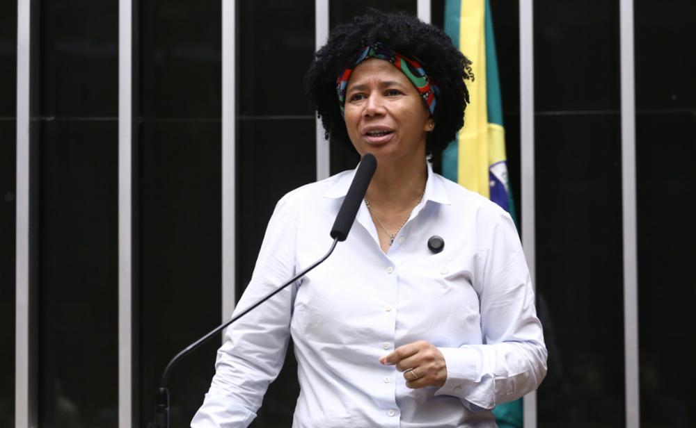 Deputada Sílvia Cristina vota contra o aumento dos combustíveis
