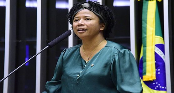 Silvia Cristina é a única a votar “sim” em Lei que reduz preço da gasolina 
