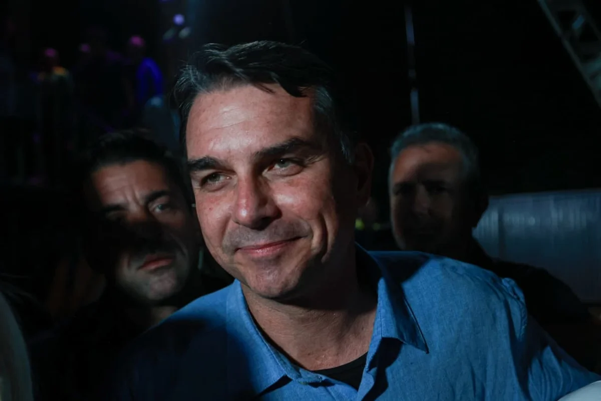 Flávio Bolsonaro rebate Kassab e 'escancara' pacto secreto do Centrão com Lula na eleição
