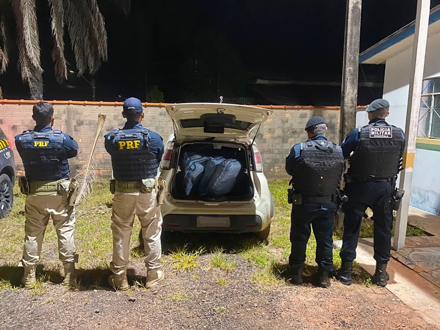 Dupla abandona carro com 163 kg de skunk e tenta fugir pela mata em Rondônia
