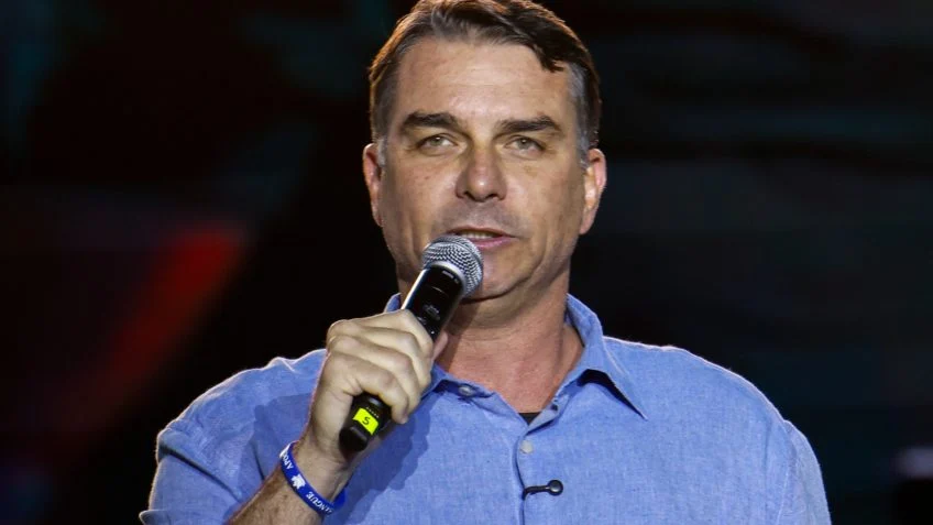 Flávio Bolsonaro diz que Kassab “entregou o jogo” da esquerda e associa PSD a Lula