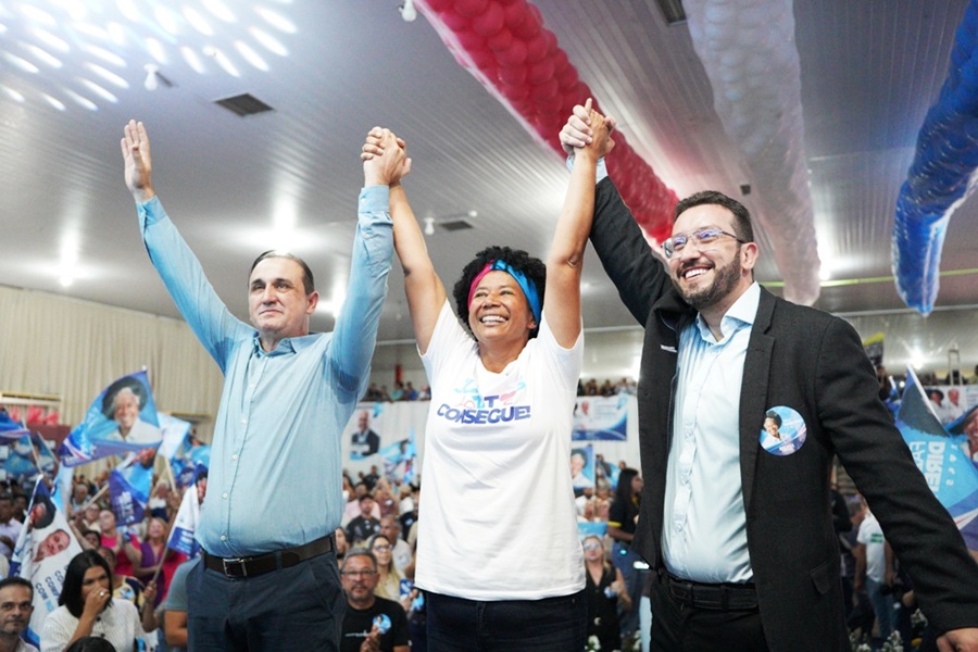 Sílvia Cristina dá largada à campanha com adesivaço e inauguração de comitês
