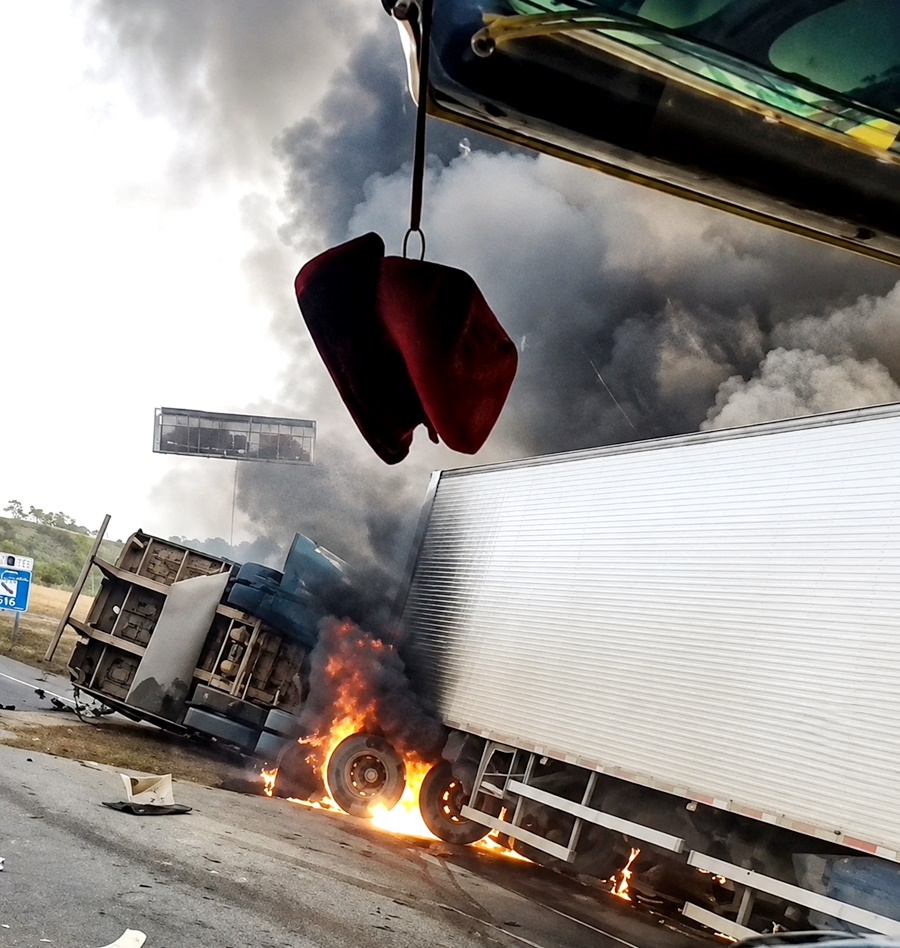 Colisão entre caminhões deixa dois mortos e veículo em chamas na BR-364