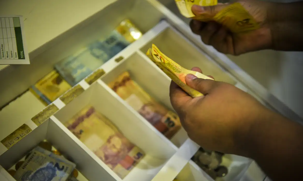 Trabalhadores nascidos em novembro e dezembro recebem abono salarial
