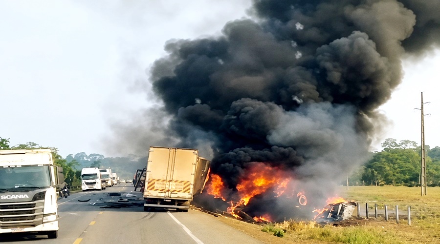 Sobe para três o número de mortos em acidente com caminhões na BR-364