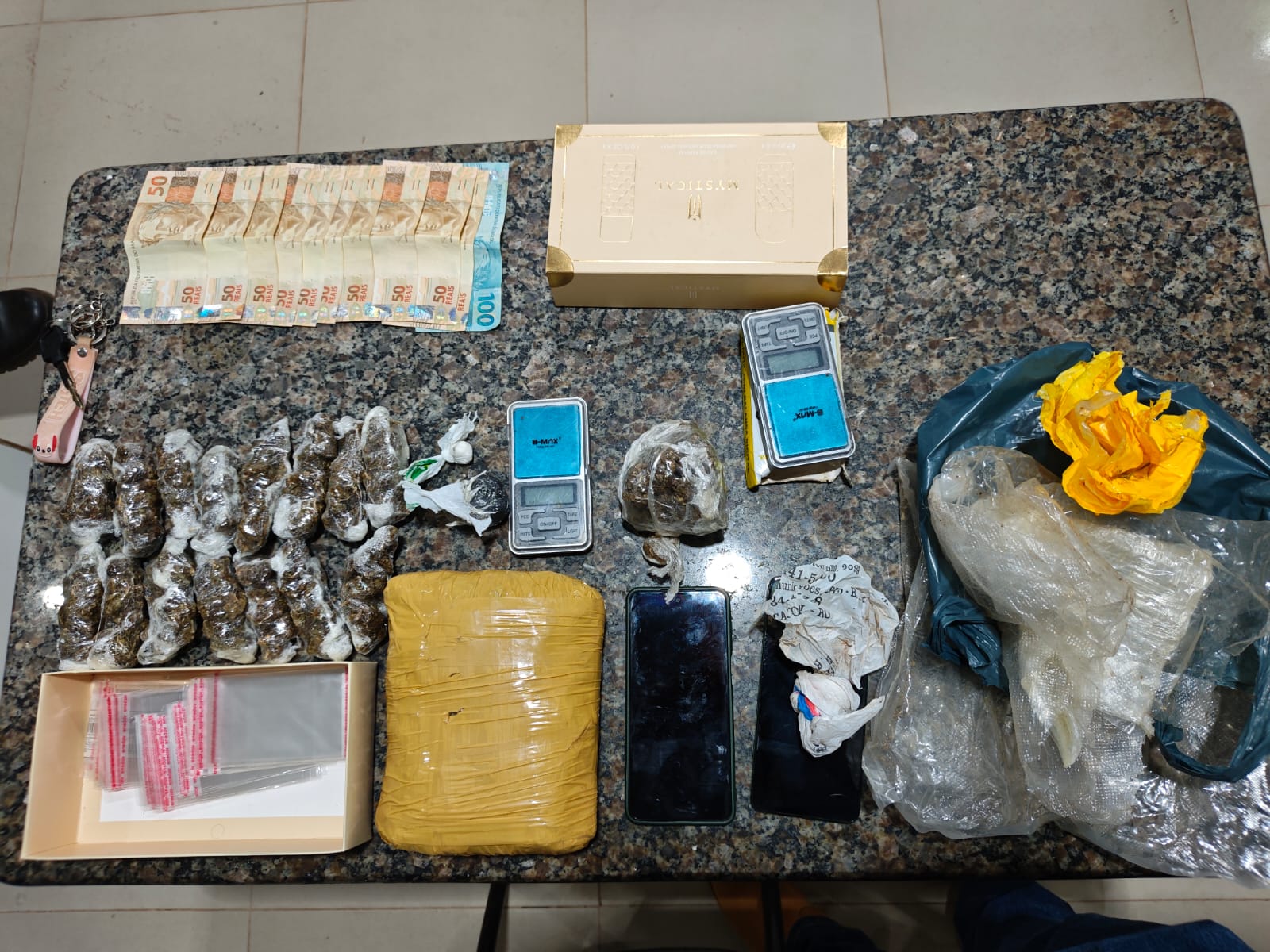 Polícia Militar apreende drogas e prende três pessoas durante operação na Linha 9
