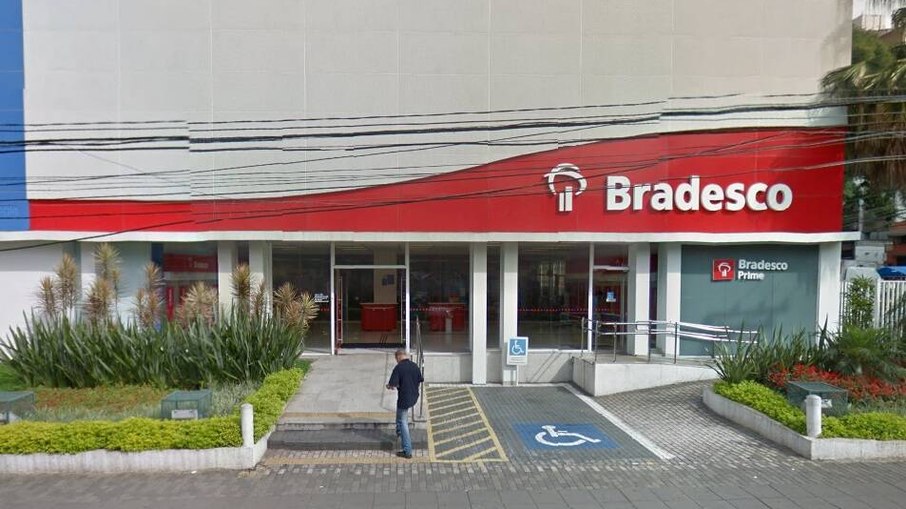Banco Bradesco fecha 324 agências e demite 2,4 mil pessoas somente em 2026
