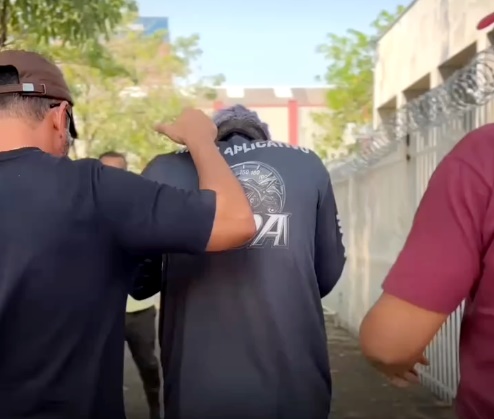 Suspeito de matar homem a facadas é preso em PVH; comparsa segue foragido