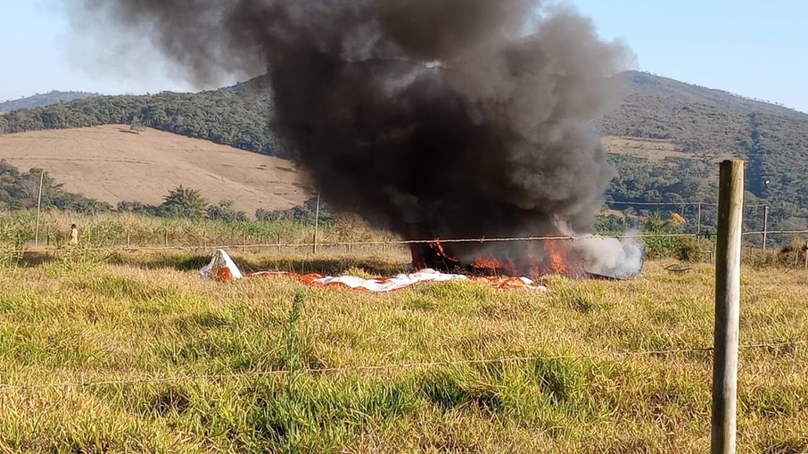Avião ultraleve cai perto de casas e pega fogo em MG; Piloto de 29 anos sobrevive
