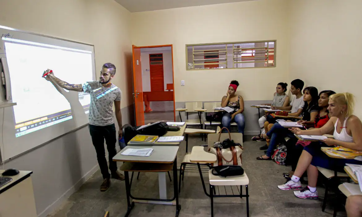 Nascidos em maio e junho recebem parcela do 'Pé-de-Meia' nesta quarta-feira, 26