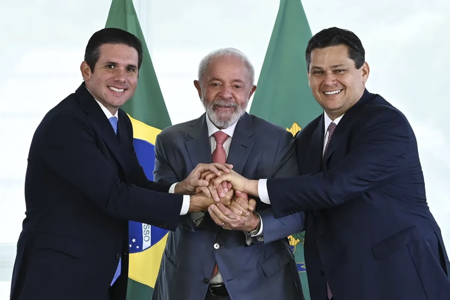 Lula, Alcolumbre e Hugo fecham acordo para votar fim da taxa das blusinhas