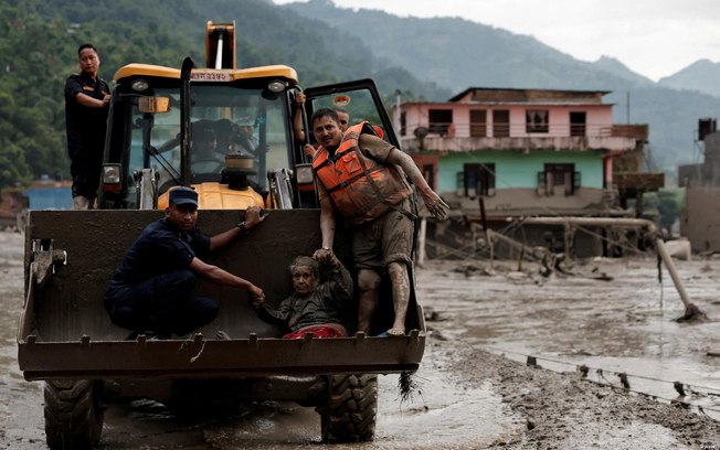 Avalanche deixa centenas de desaparecidos no Nepal, cena é assutadora; veja o vídeo
