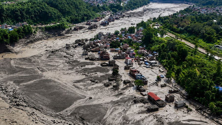 Avalanche no Nepal deixou mais de 330 mortos e mil desaparecidos até o momento
