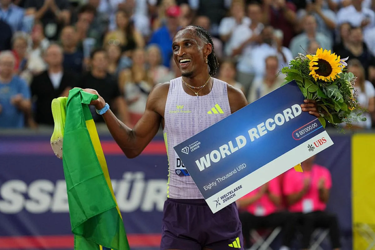 Alison dos Santos bate recorde mundial nos 400 m com barreiras: "Histórico"
