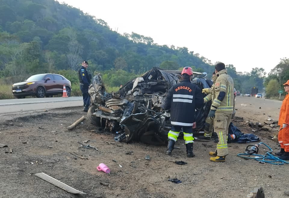 Acidente deixa quatro mortos e uma mulher em estado gravíssimo na BR-364