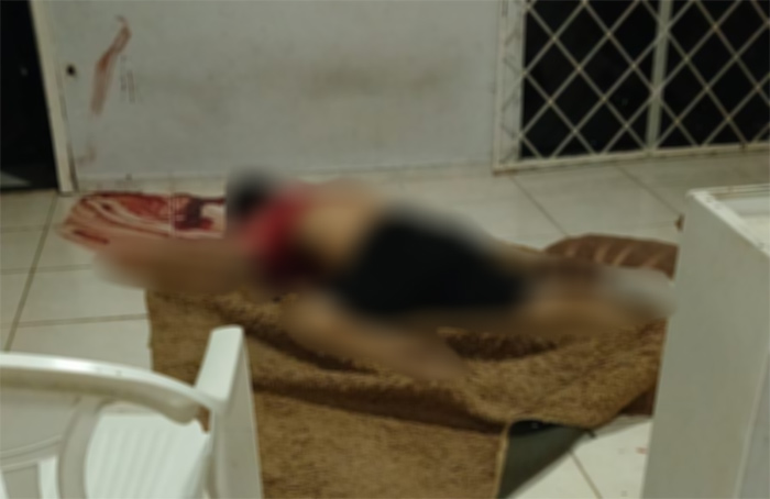 Homem é ferido a facadas, sobe escadas e morre dentro de apartamento no Morar Melhor