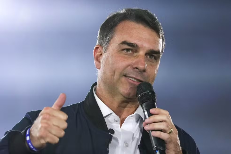 Aliados de Flávio Bolsonaro esperam 'tiro, porrada e bomba' na entrevista da Rede Globo hoje