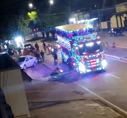 Motociclista morre após cair embaixo de carreta durante ultrapassagem 