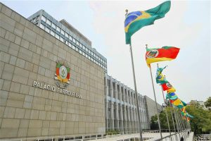 Vaga de deputado desfiliado vai para suplente do partido, não da federação
