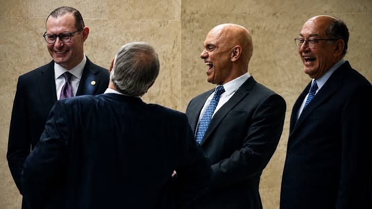 Foto de ministros rindo após escândalo viraliza e causa revolta na população: "Na nossa cara"