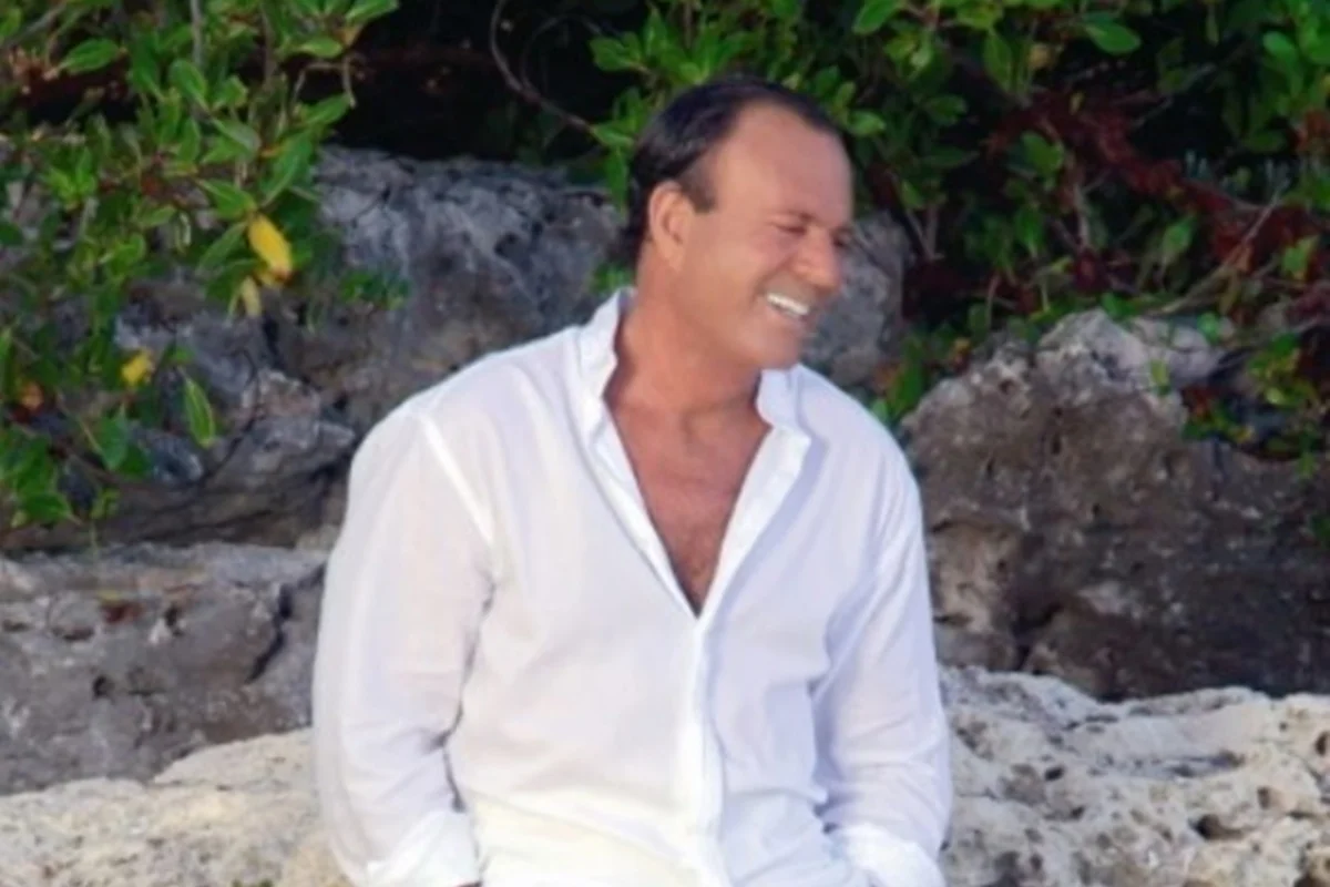 Cantor Julio Iglesias é alvo de novas denúncias de agressão sexual de duas funcionárias
