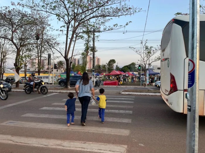 Botoeiras ajudam pedestres a atravessar vias com mais segurança na capital
