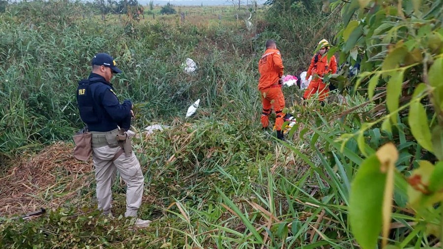 Caminhonete capota várias vezes na BR-319 e deixa quatro pessoas feridas em Porto Velho