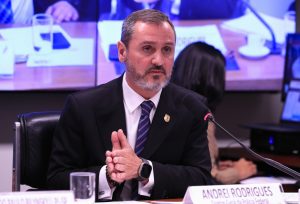 Mendonça afasta diretor-geral da PF e suspende relatórios dos quais foi alvo
