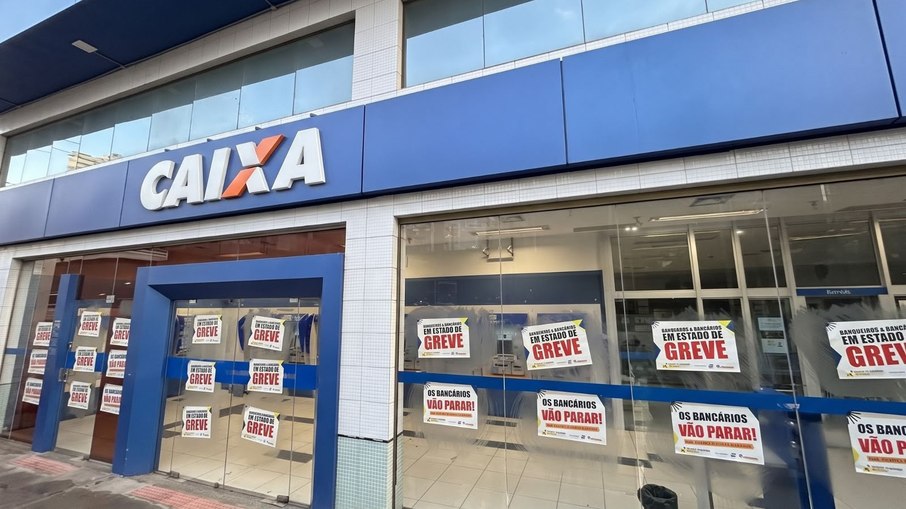 Funcionários do Bando do Brasil e da Caixa entram em greve em todo país