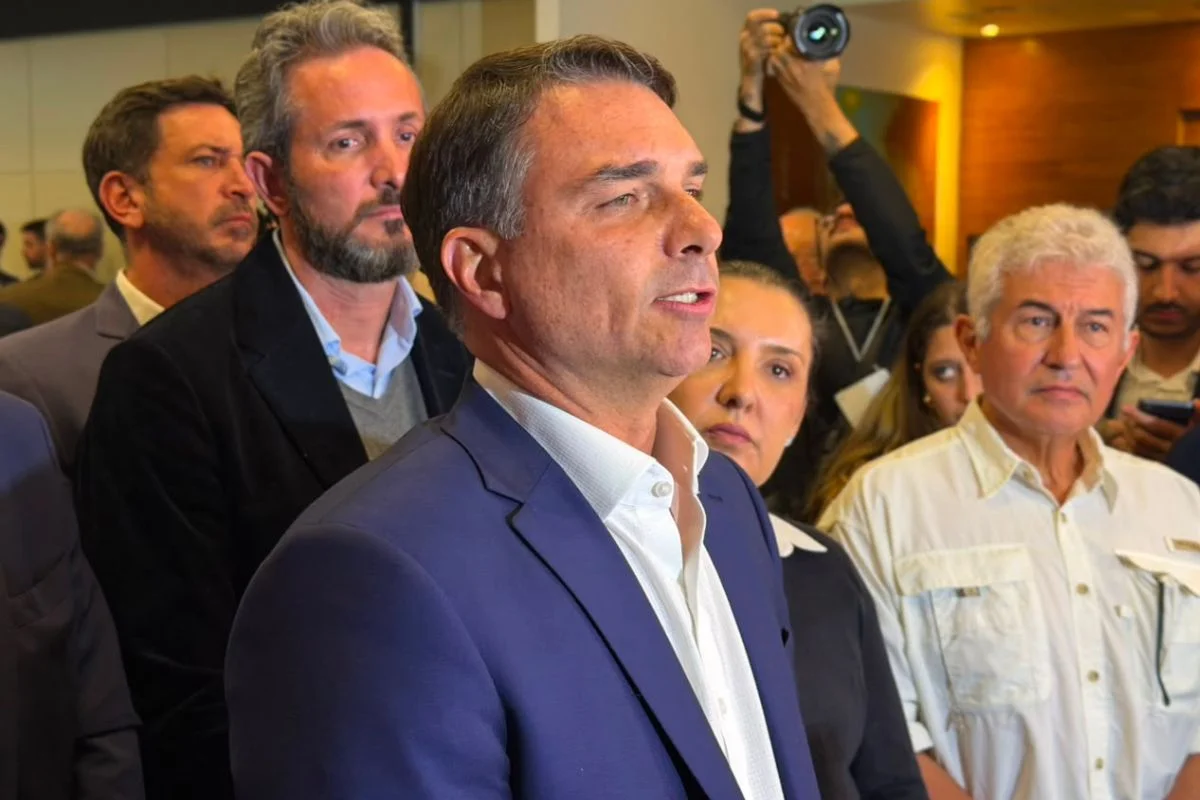 Flávio Bolsonaro critica decisão de Dino: "Brasil está sem presidente. Virou várzea"