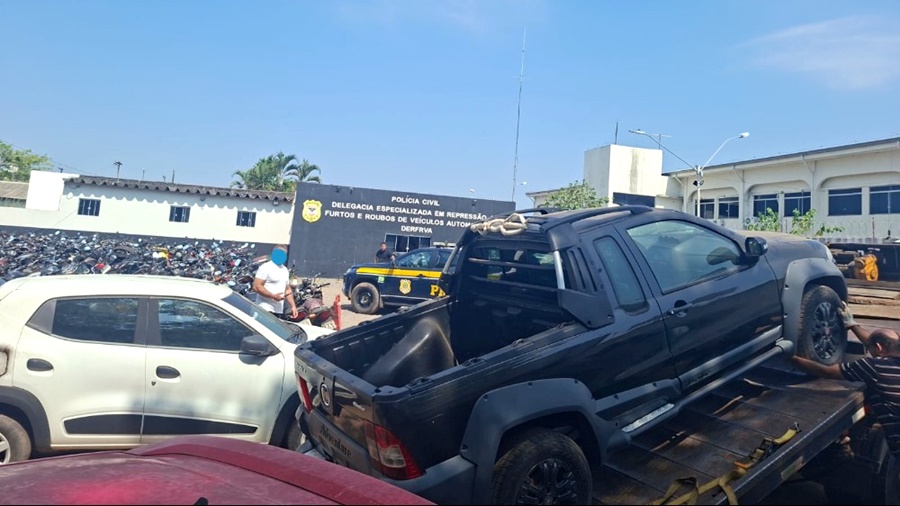 Polícia encontra Fiat Strada com restrição em galpão cheio de veículos em Porto Velho
