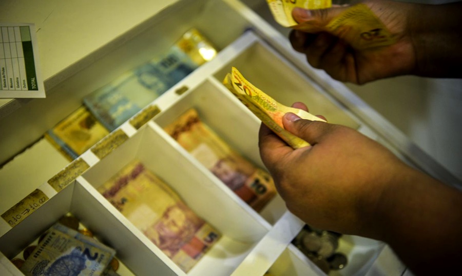 INPC tem variação negativa em agosto e soma 3,98% em 12 meses