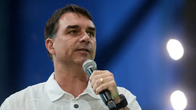 Fim do sigilo prova que eu disse a verdade, diz Flávio Bolsonaro sobre caso Dark Horse
